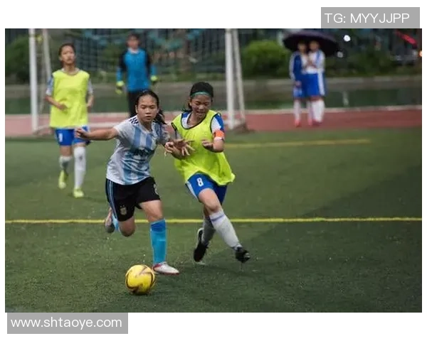 纯洁甘孜闪烁年代精神 年代榜样其美多吉与色达红星女足队员仁青吉 共同为“川超”甘孜主场开球 纯洁甘孜闪烁年代精神 年代榜样其美多吉与色达红星女足队员仁青吉 共同为“川超”甘孜主场开球